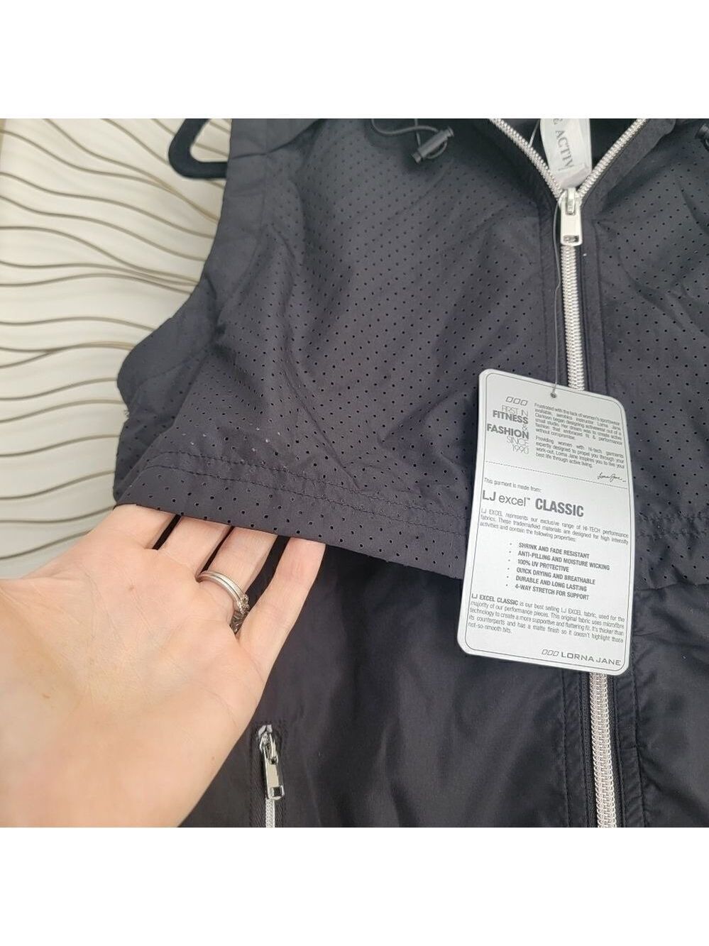 Lorna Jane Active Zip Up Hooded Sleeveless Windbreaker Jacket Black - Picture 6 of 10